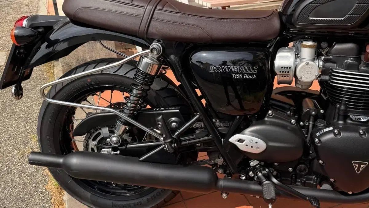 Triumph Bonneville T120 Black (2021 - 25)  (3)