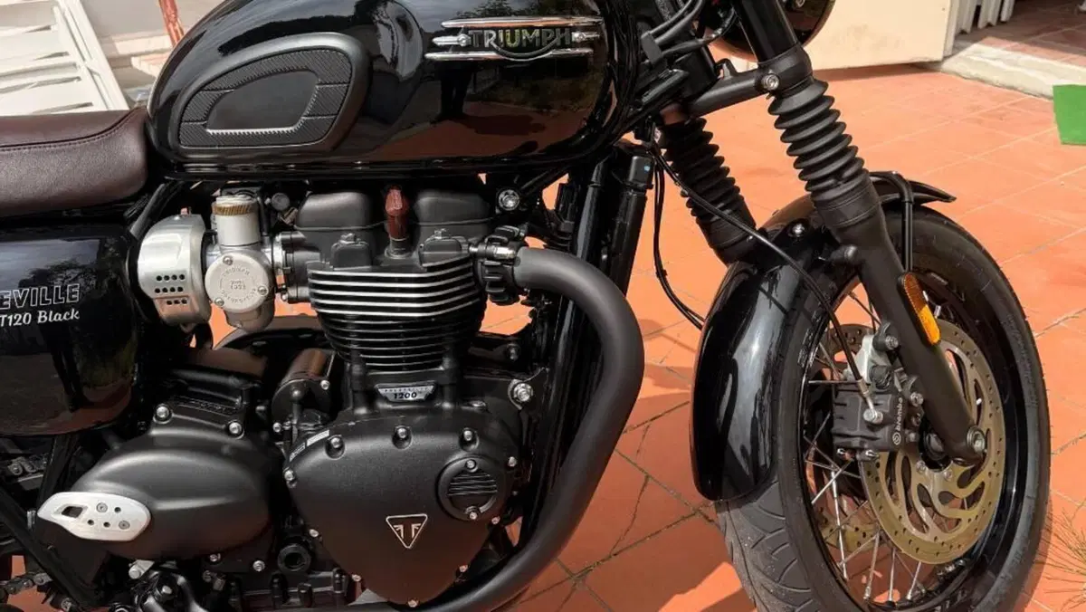 Triumph Bonneville T120 Black (2021 - 25)  (2)