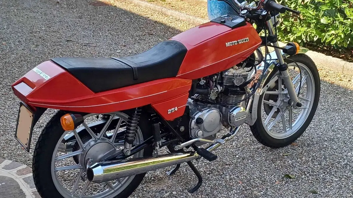 Moto Guzzi   (2)