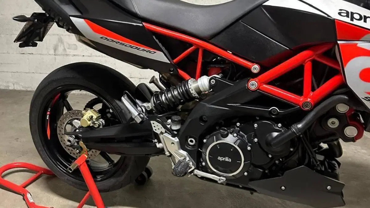 Aprilia Dorsoduro 900 (2017 - 20)  (2)