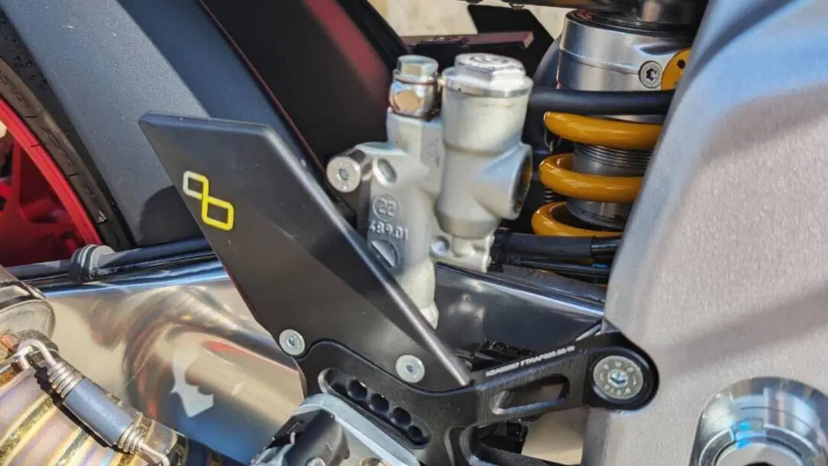 Aprilia RSV4 1100 Factory Speed White (2023 - 24)  (3)