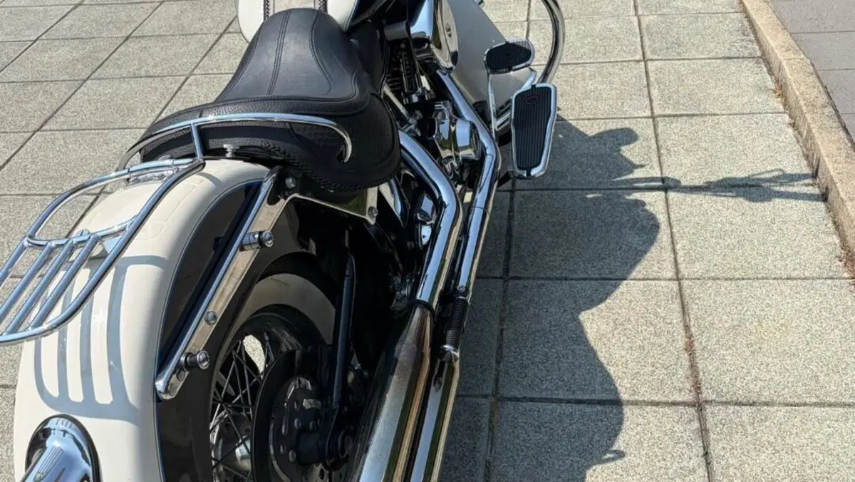 Harley-Davidson 1690 Deluxe ABS (2011 - 16) - FLSTN  (5)