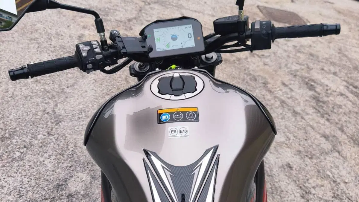 Kawasaki Z 900 (2025 - 27)  (11)