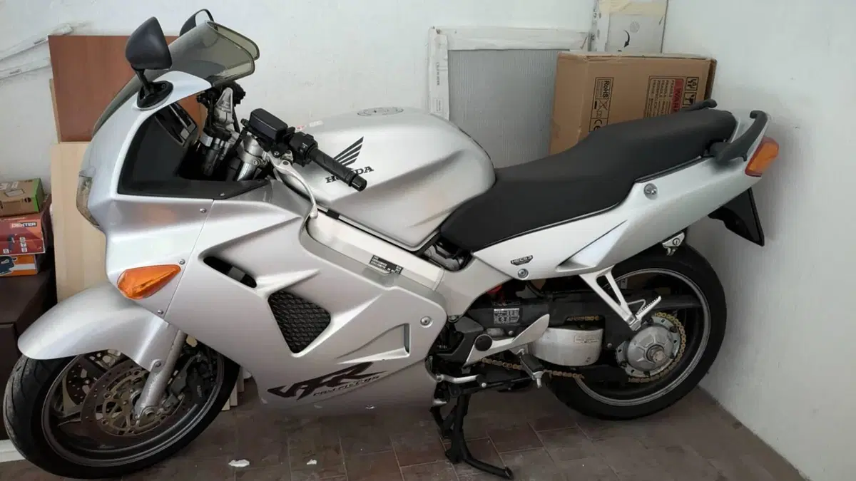 Honda VFR 800 (1998 - 01)  (3)