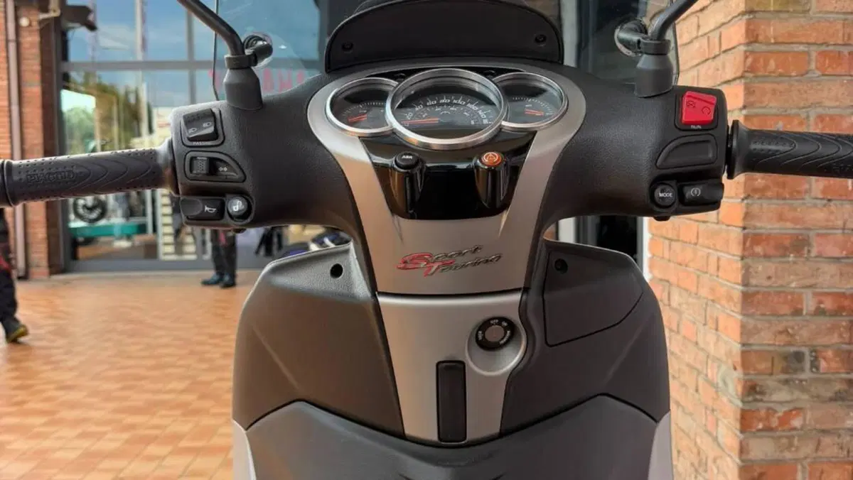 Piaggio Beverly 350 SportTouring ie (2011 - 15)  (2)