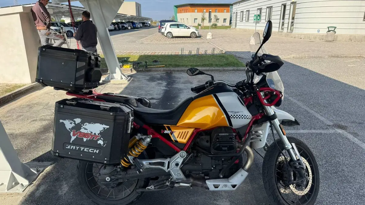 Moto Guzzi V85 TT Evocative Graphics (2021 - 23) 
