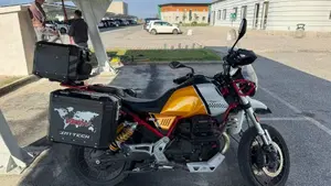 Moto Guzzi V85 TT Evocative Graphics (2021 - 23) 