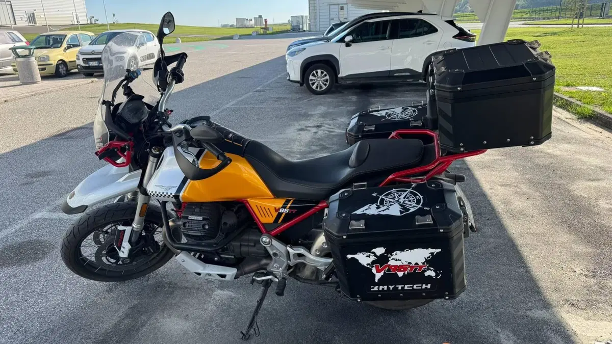 Moto Guzzi V85 TT Evocative Graphics (2021 - 23)  (2)