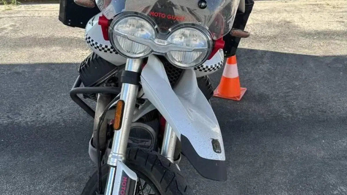 Moto Guzzi V85 TT Evocative Graphics (2021 - 23)  (3)