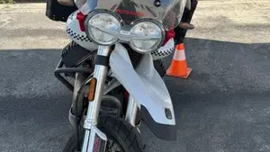 Moto Guzzi V85 TT Evocative Graphics (2021 - 23)  (3)