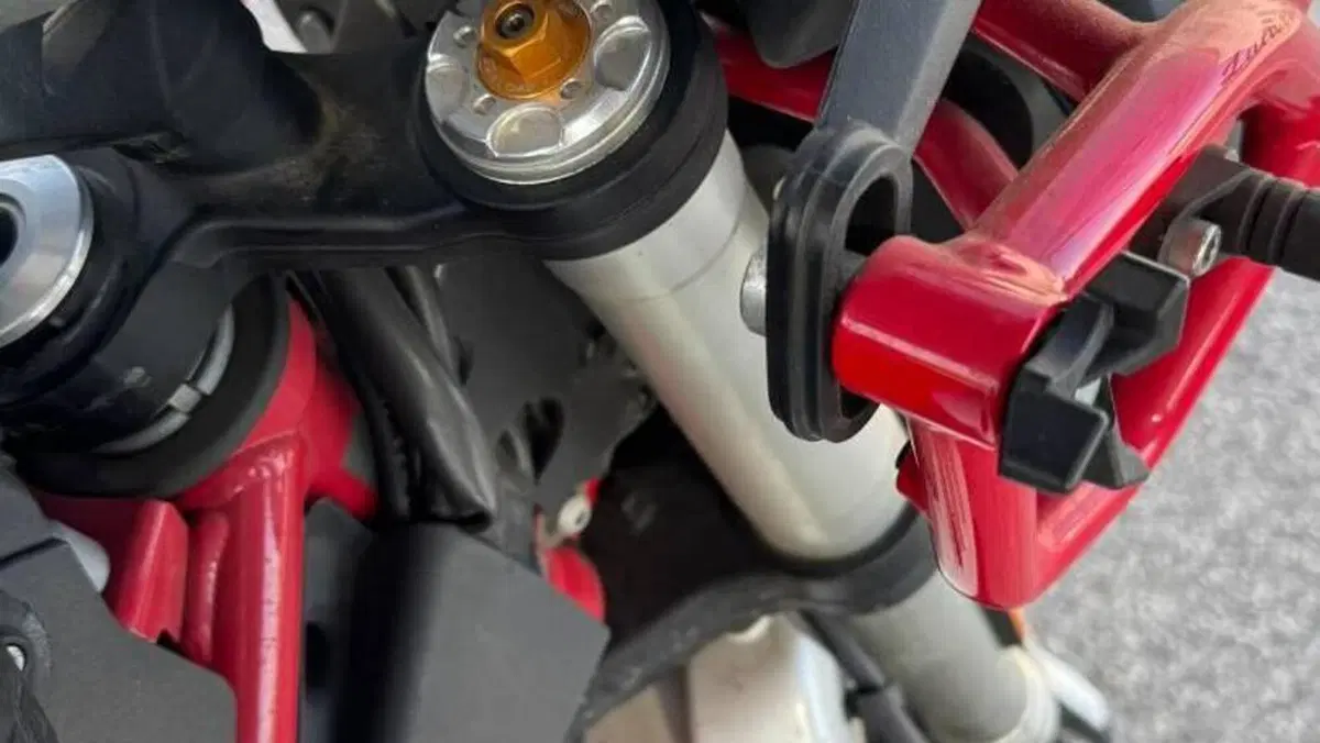 Moto Guzzi V85 TT Evocative Graphics (2021 - 23)  (6)