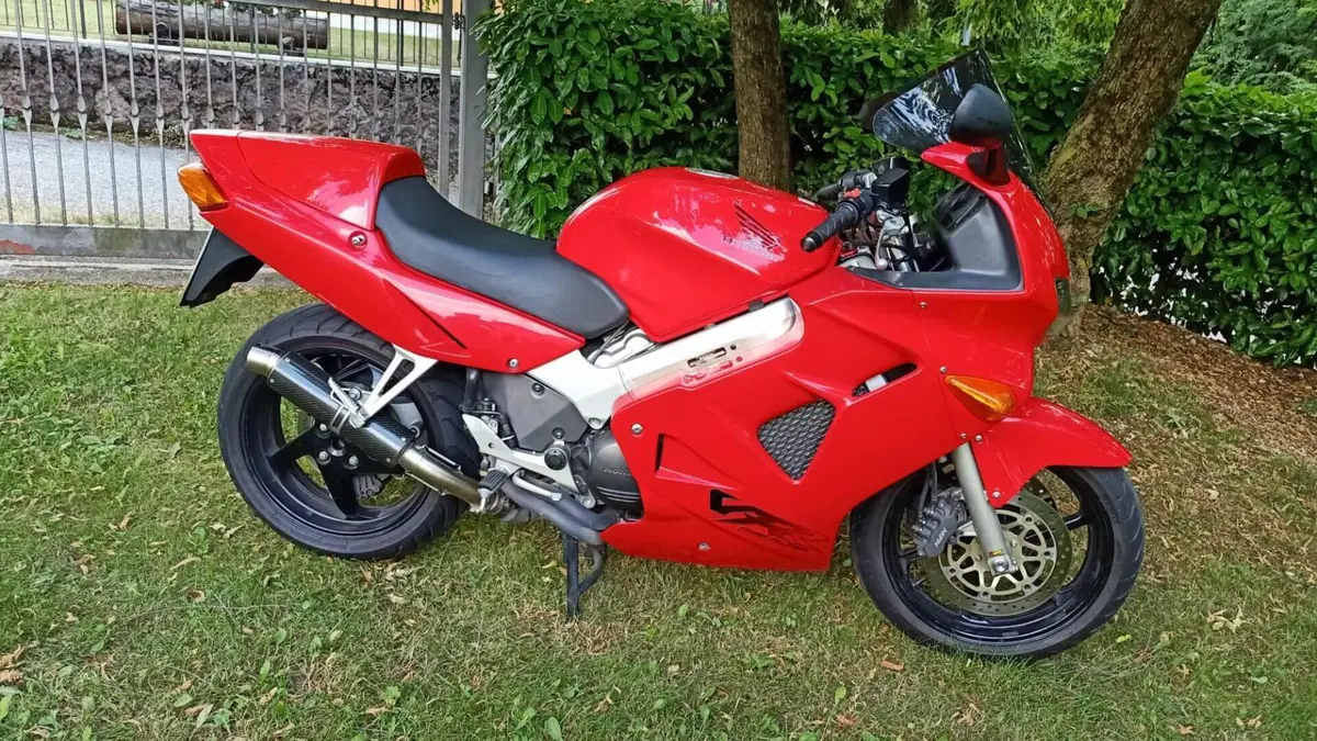 Honda VFR 800 (1998 - 01)  (3)