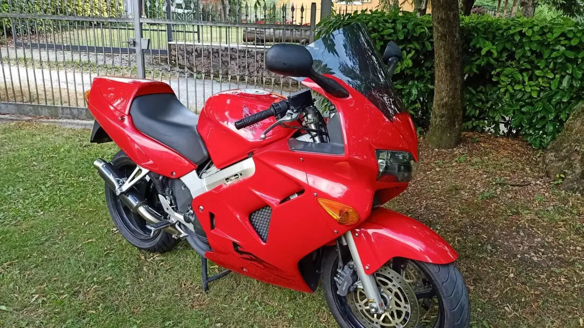 Honda VFR 800 (1998 - 01)  (4)