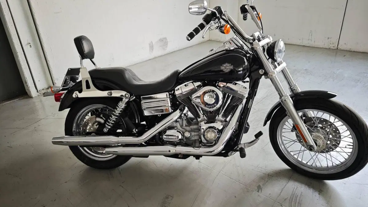 Harley-Davidson 1584 Super Glide Custom (2008 - 13) - FXDC  (2)