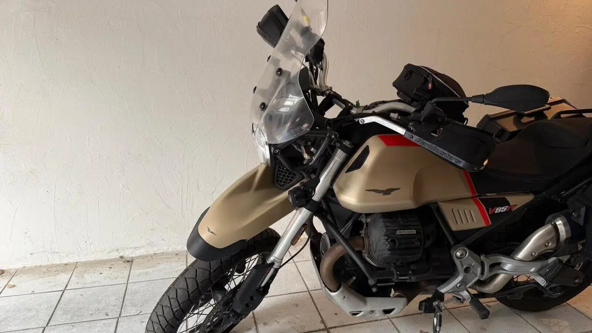 Moto Guzzi V85 TT Travel (2020)  (2)