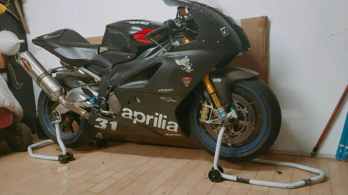 Aprilia RSV 1000 R Factory (2004 - 05) 