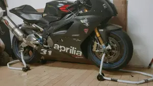 Aprilia RSV 1000 R Factory (2004 - 05)  (6)