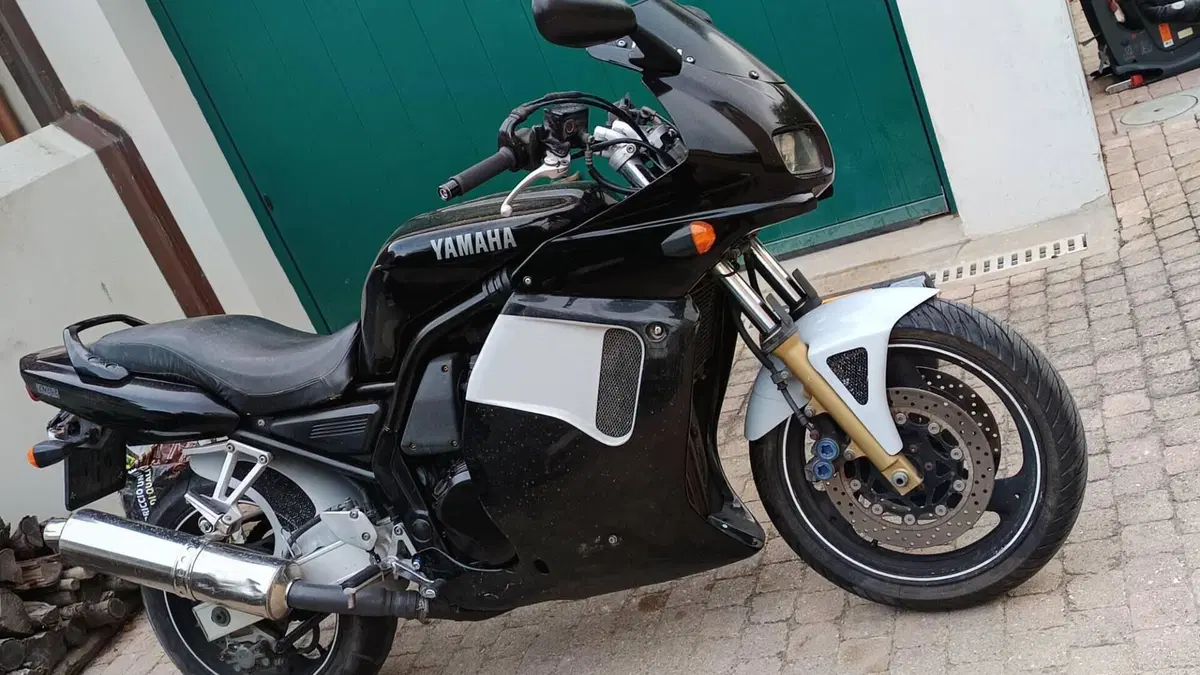 Yamaha FZS 600 Fazer (1998 - 01)  (2)
