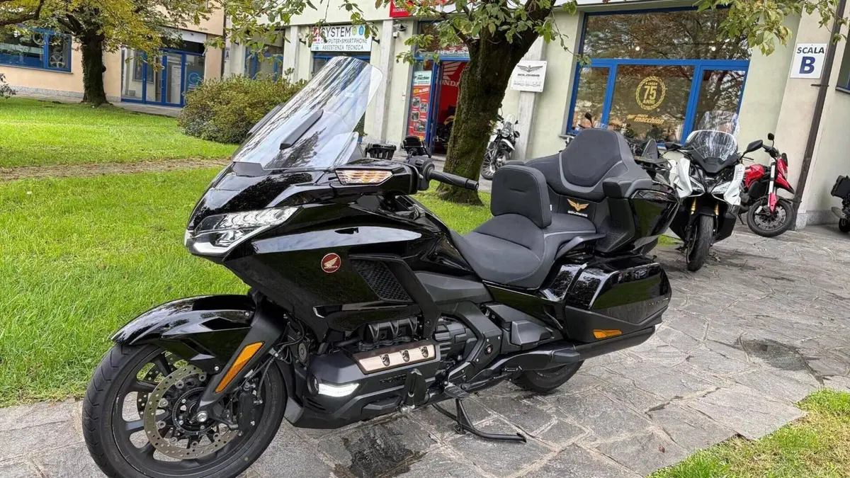 Honda GL 1800 Gold Wing Tour DCT & Airbag (2022 - 24)  (2)