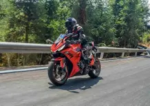 Tre cilindri, alette e 95 CV: la nuova Zontes 703-RR