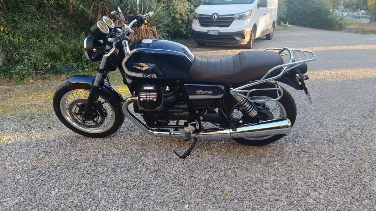 Moto Guzzi V7 Special (2021 - 24)  (2)