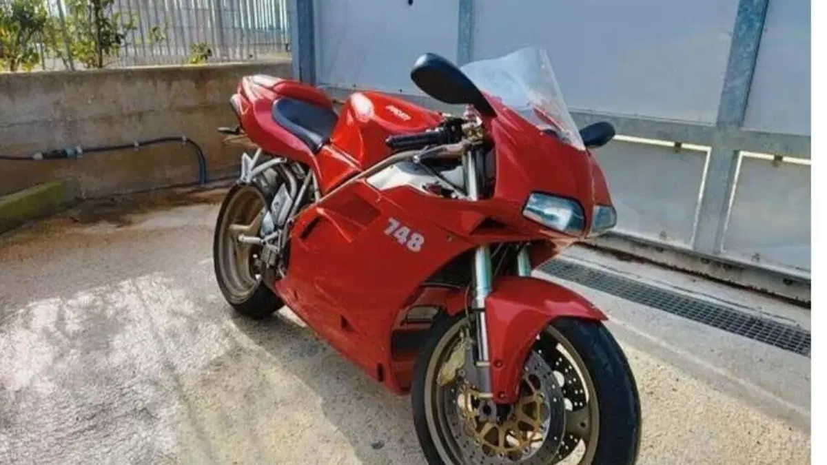 Ducati 748 S (1999 - 01)  (2)