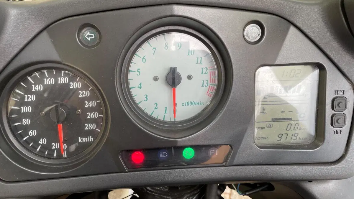Honda VFR 800 (1998 - 01)  (5)