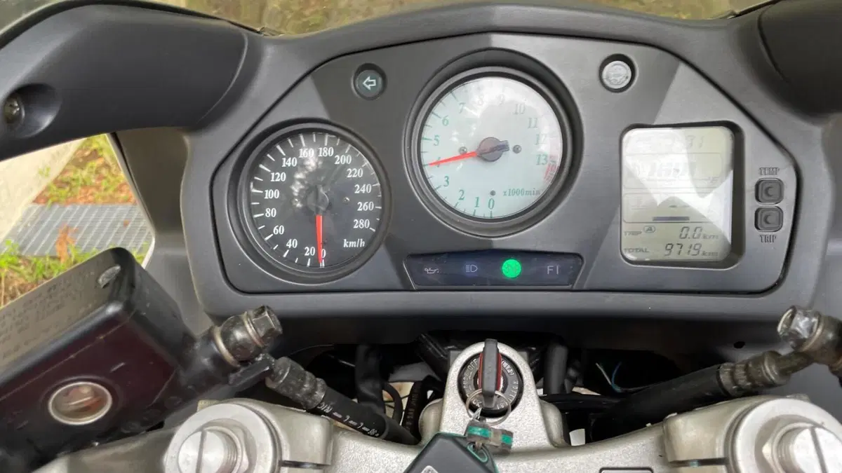 Honda VFR 800 (1998 - 01)  (6)