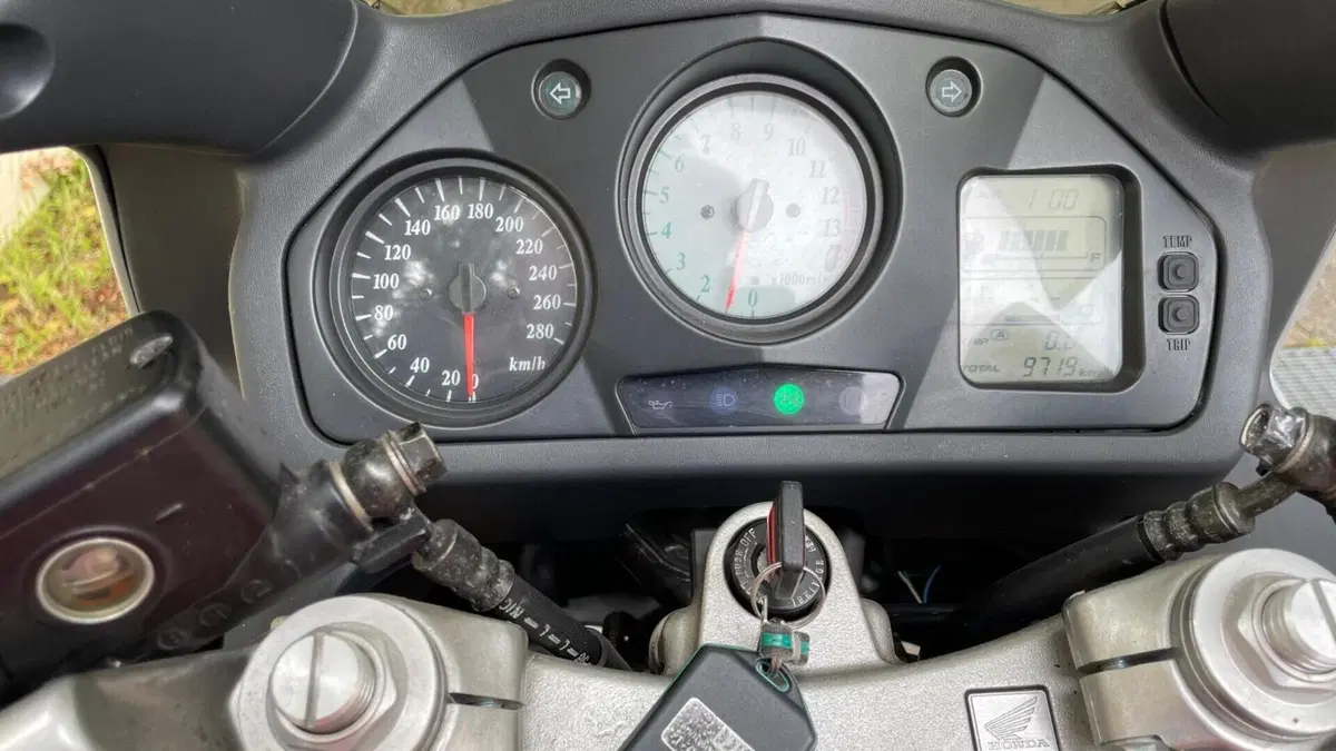 Honda VFR 800 (1998 - 01)  (7)