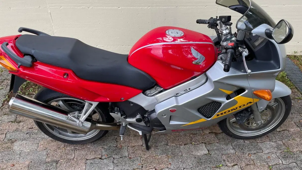 Honda VFR 800 (1998 - 01)  (10)