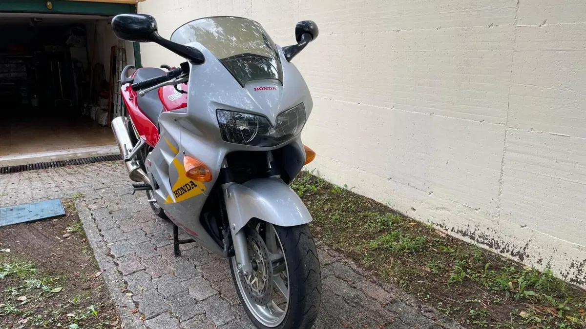 Honda VFR 800 (1998 - 01)  (11)