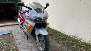 Honda VFR 800 (1998 - 01)  (11)