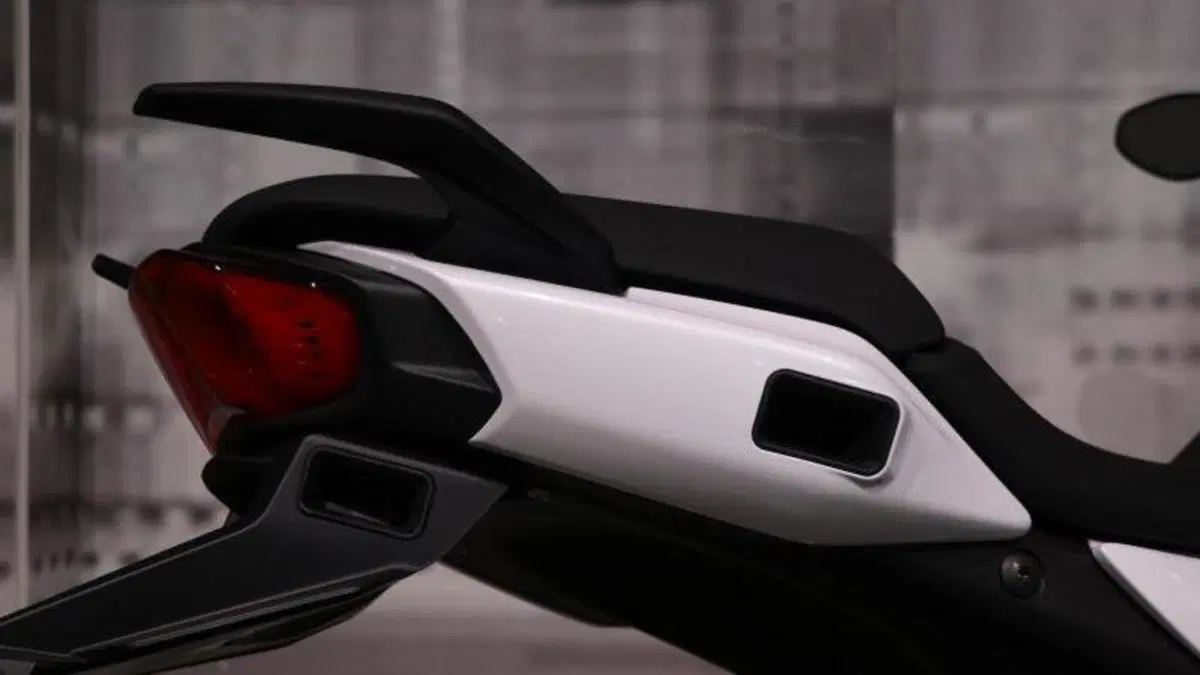 Moto Guzzi V100 Mandello (2022 - 24)  (3)
