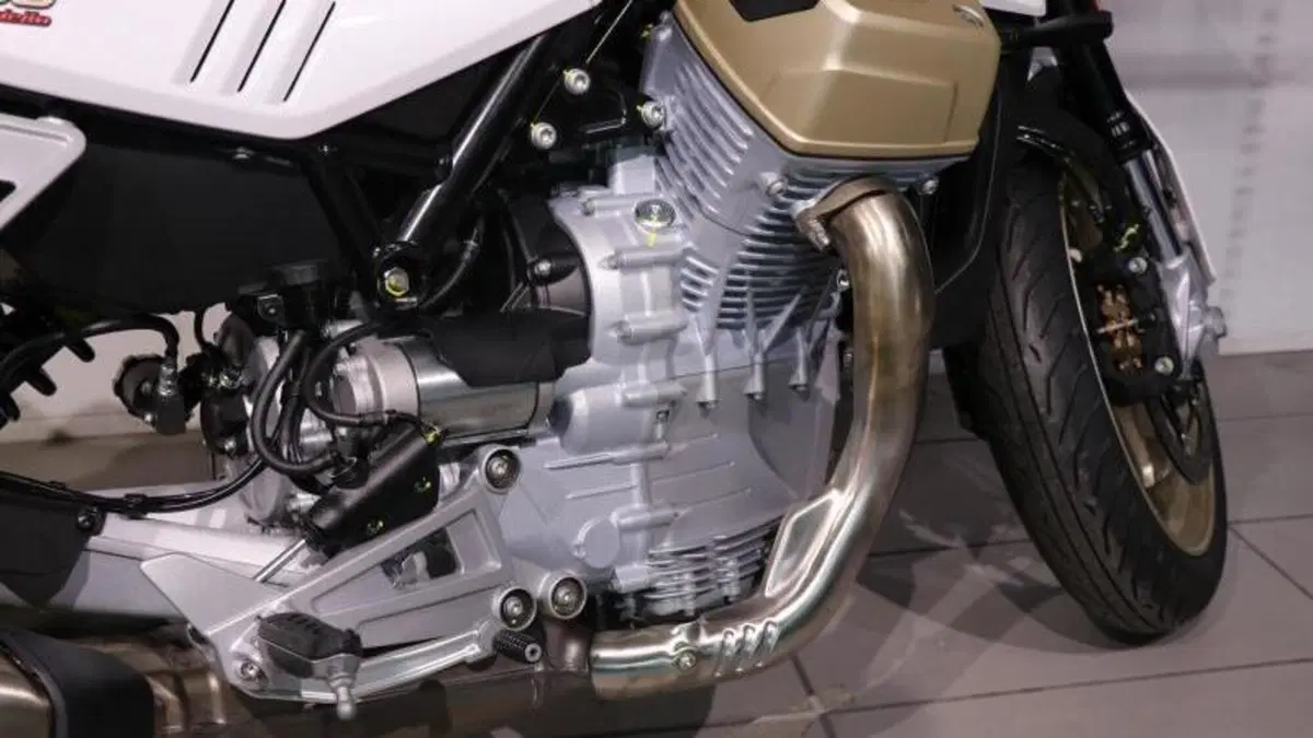 Moto Guzzi V100 Mandello (2022 - 24)  (4)