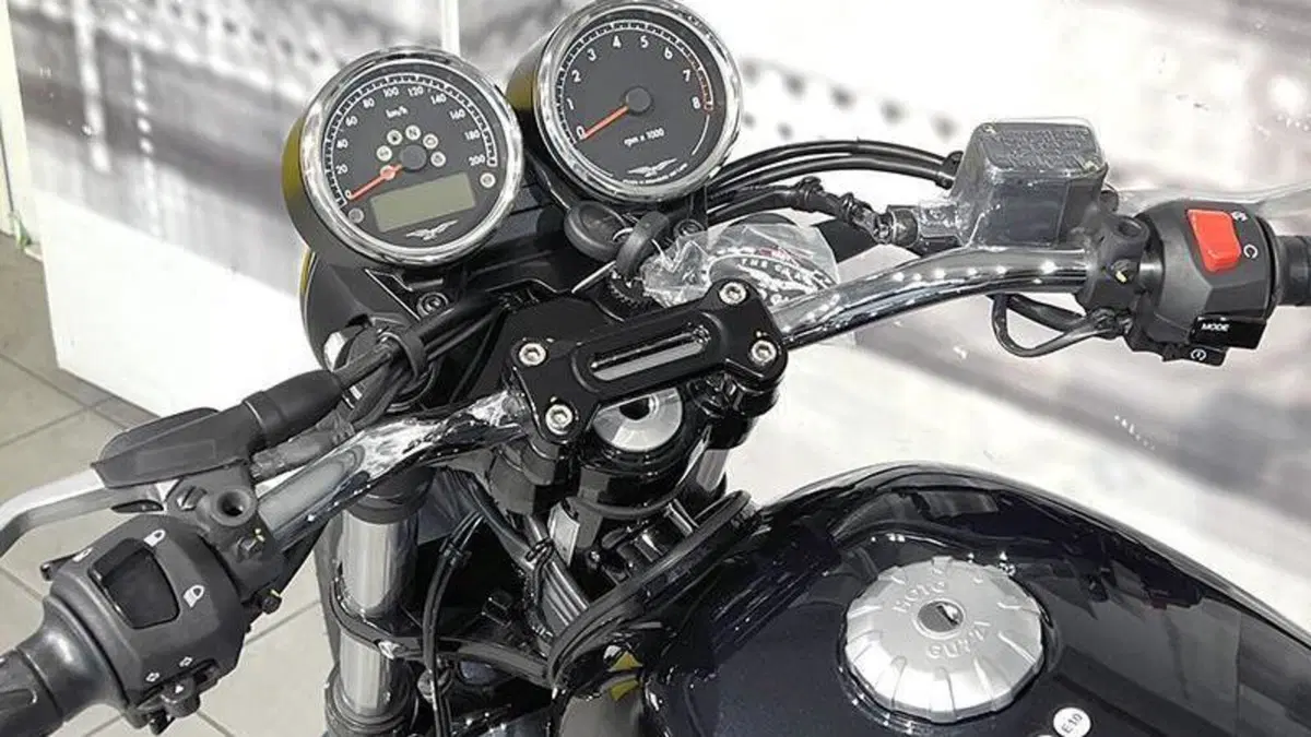 Moto Guzzi V7 Special (2021 - 24)  (6)
