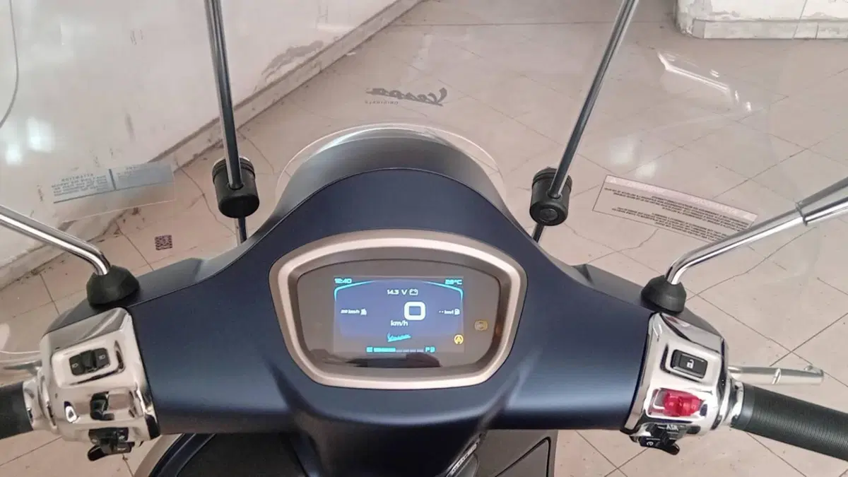 Vespa GTS 300 Super Tech (2023 - 24)  (9)
