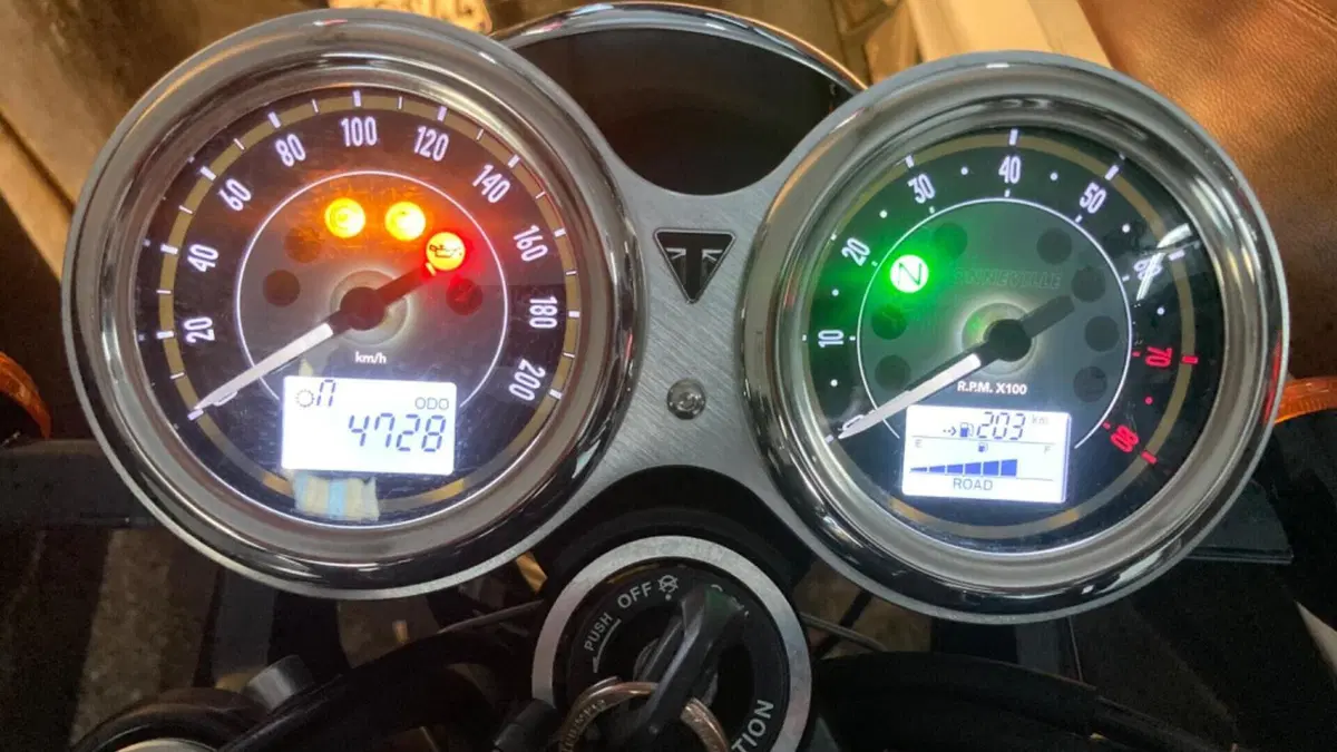 Triumph Bonneville T100 (2021 - 25)  (5)