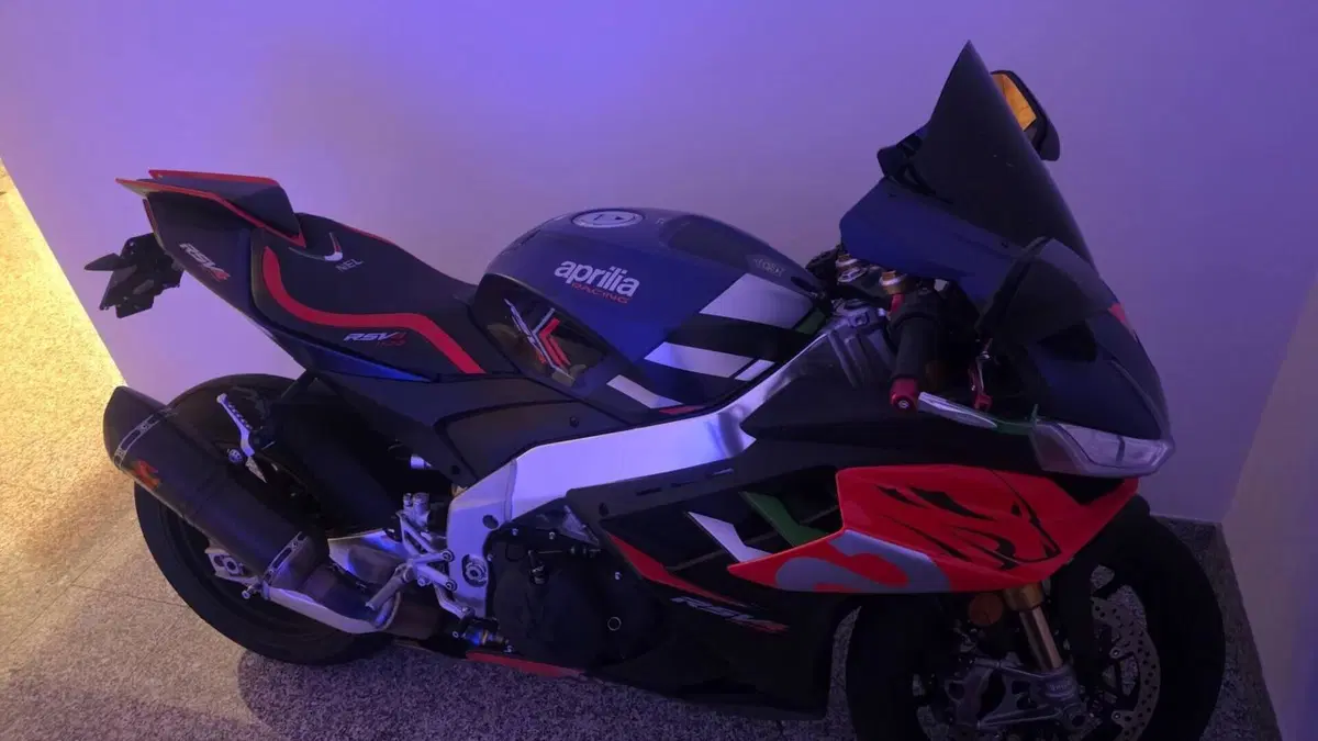 Aprilia RSV4 1100 Factory (2021 - 24)  (2)