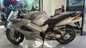 Honda VFR 800 (2002 - 05) 
