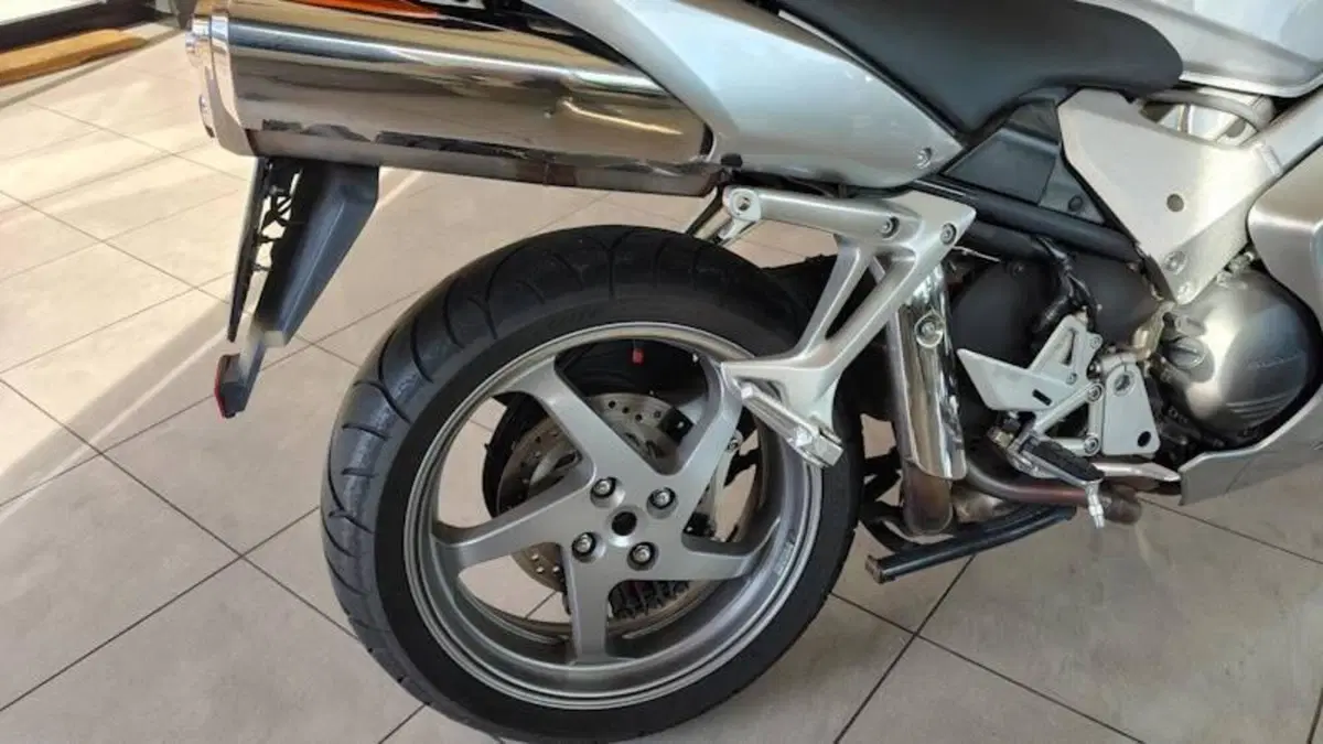 Honda VFR 800 (2002 - 05)  (3)
