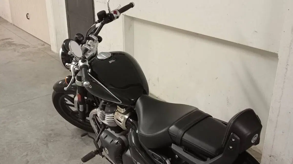 Royal Enfield Super Meteor 650 (2023 - 26)  (2)
