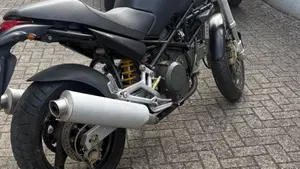Ducati Monster 750 Dark (1999 - 02)  (4)