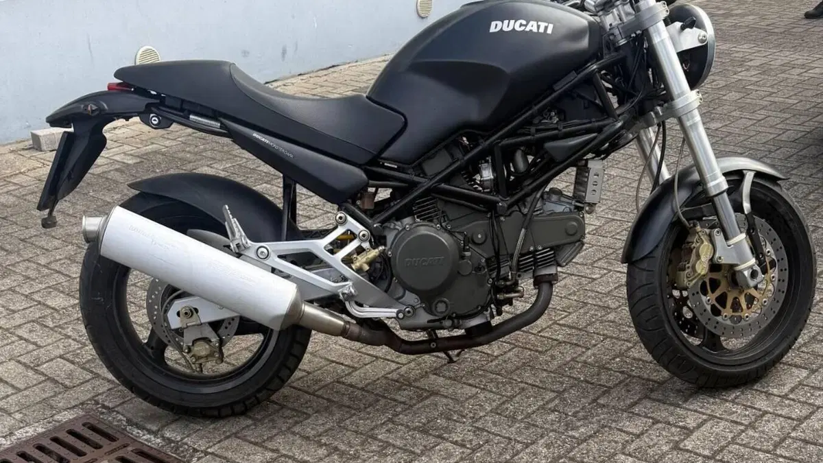 Ducati Monster 750 Dark (1999 - 02)  (3)