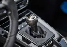 Porsche brevetta il cambio manuale simulato: magneti e fluidi speciali per far “sentire” gli ingranaggi