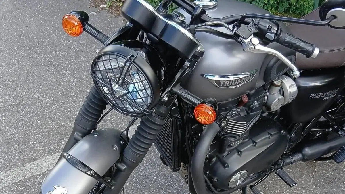 Triumph Bonneville T120 Black (2017 - 20)  (2)