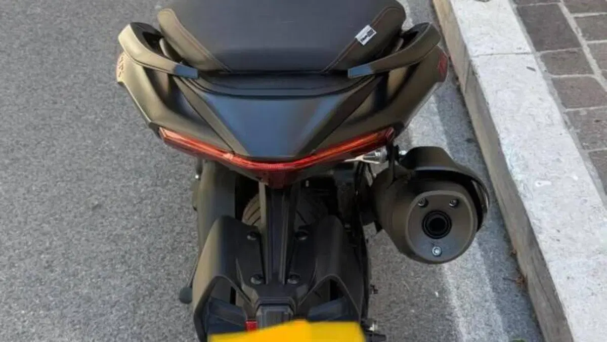 Yamaha T-Max 560 25th Anniversary (2026)  (8)