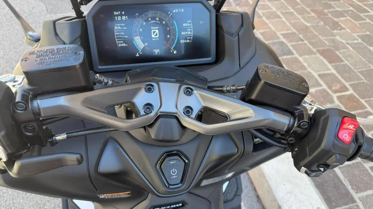 Yamaha T-Max 560 25th Anniversary (2026)  (9)