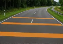 Le strisce anti-velocità sulla strada per rallentare le moto: un fallimento in Germania