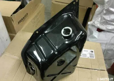 serbatoio fes 125/150 98-02 (pantheon 2 t) Honda fes 150 - Annuncio 6050352