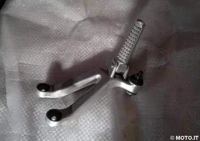 staffa e pedana passeggero dx cbr 900 rr dal 92 a Honda cbr 900 rr - Annuncio 6050443